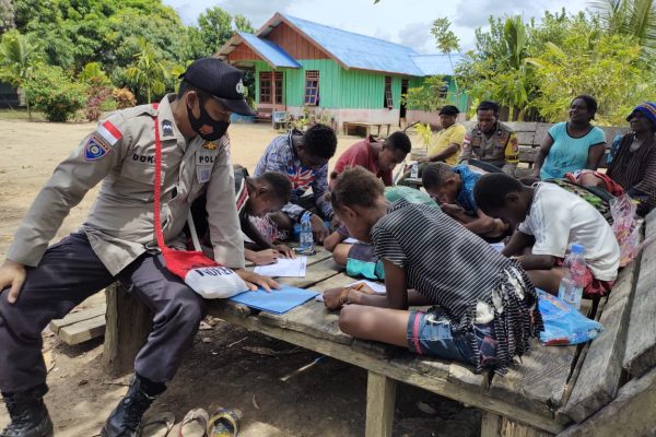 bermain dan belajar bersama binmas noken si ipar cerdaskan anak anak merauke 13439