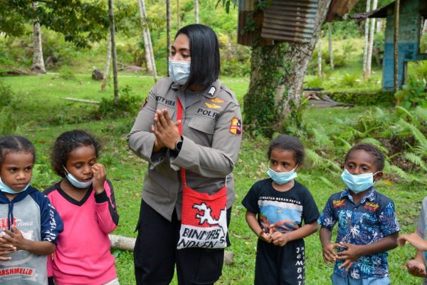 bersama binmas noken dan polsek depapre prof dr hermawan sulistyo ma resmikan rumah belajar si ipar di depapre 9638