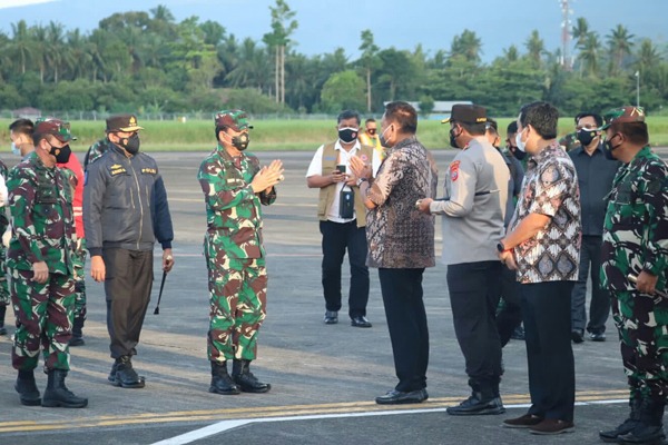 bersama panglima tni kabaharkam polri cek serbuan vaksinasi di manado 27086