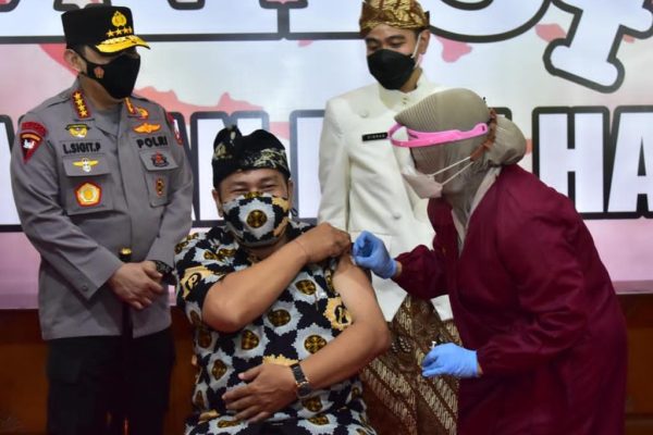 bersama wali kota solo kapolri tinjau vaksinasi dosen dan pemuka lintas agama 9074