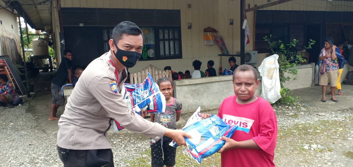 bersatu dalam kemanusiaan binmas noken membagikan kelambu bagi pengungsi suku yali 13407