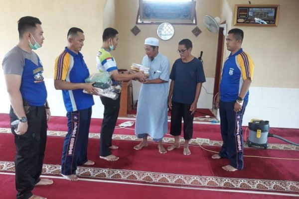 bersihkan musholla ditlantas polda sumbar lakukan gotong royong 50737