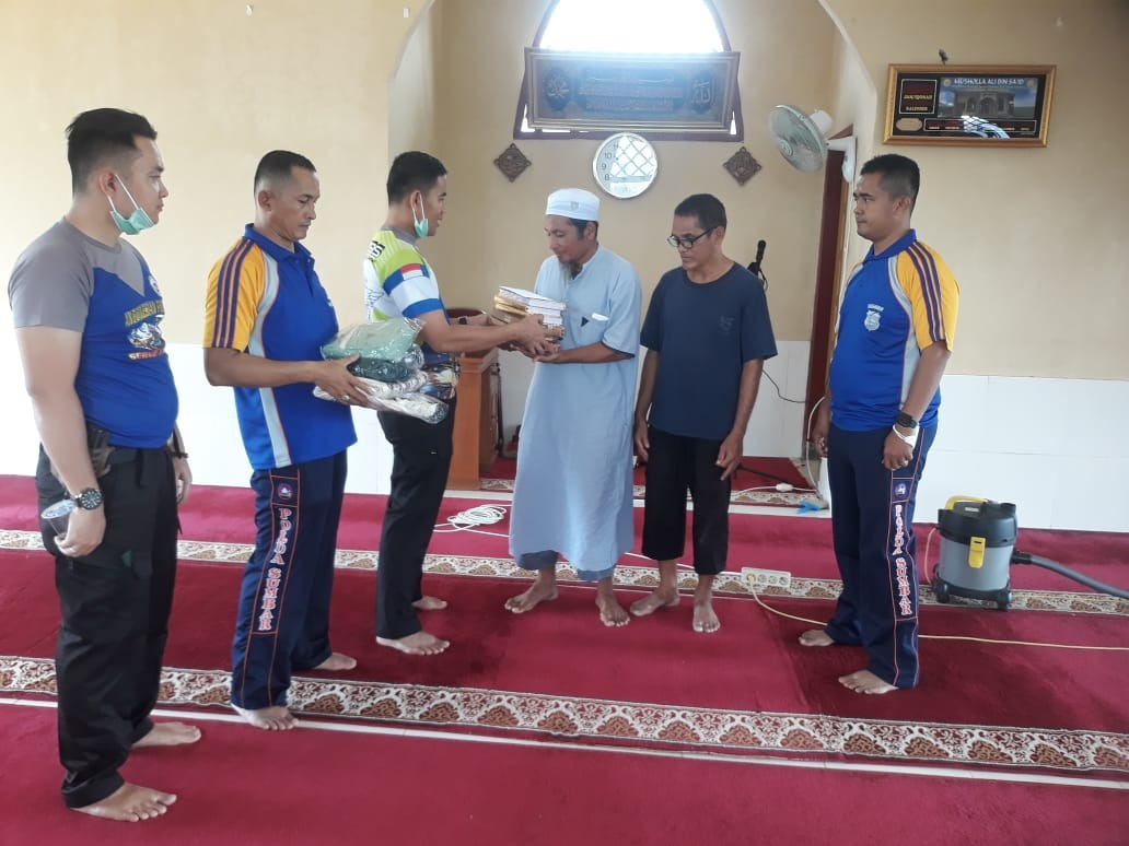 bersihkan musholla ditlantas polda sumbar lakukan gotong royong 50737