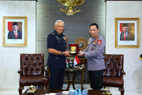 bertemu kepala kepolisian malaysia kapolri bahas pmi ilegal hingga penanganan covid 19 22989