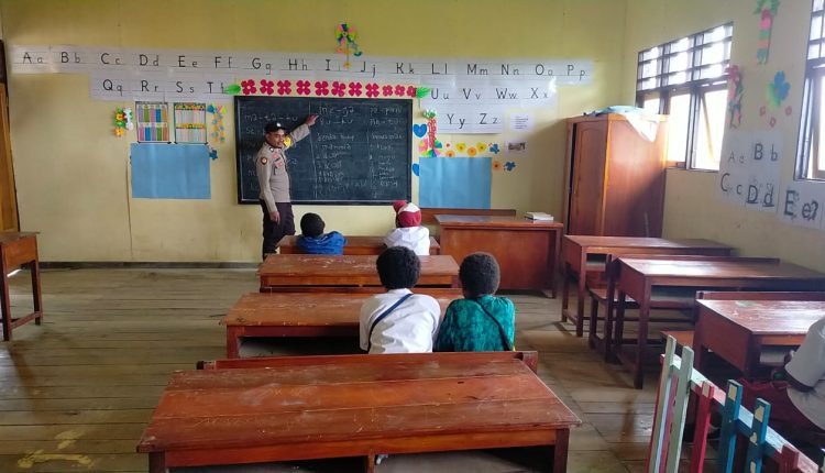 bhabinkamtibmas polres mamberamo tengah menyambangi dan laksanakan program pi ajar 54713