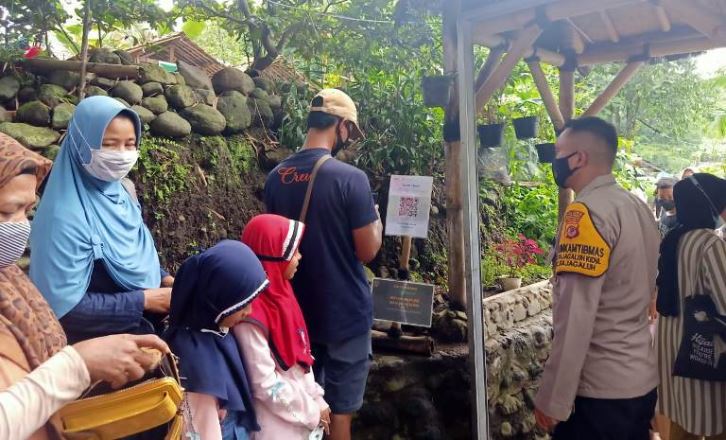 bhabinkamtibmas polsek rajagaluh berikan imbauan kepada wisatawan aryakibansland agar tetap patuhi prokes 13511