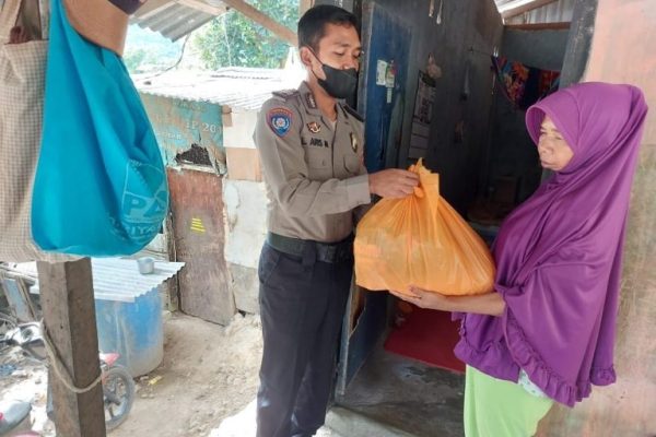 bhabinkasmtibmas polda ntb bagikan sembako kepada warga lansia 49725