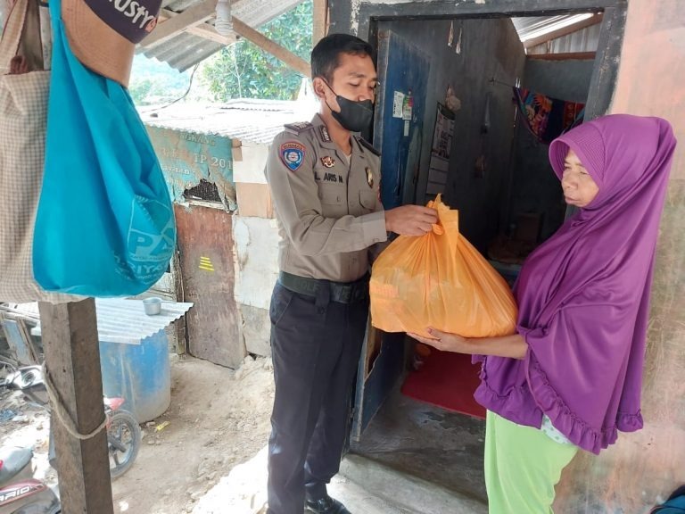 bhabinkasmtibmas polda ntb bagikan sembako kepada warga lansia 49725