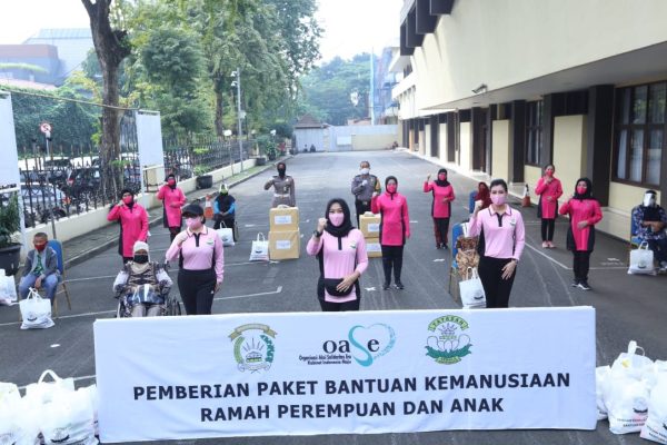 bhayangkari berikan paket bantuan kemanusiaan ramah perempuan dan anak 11030