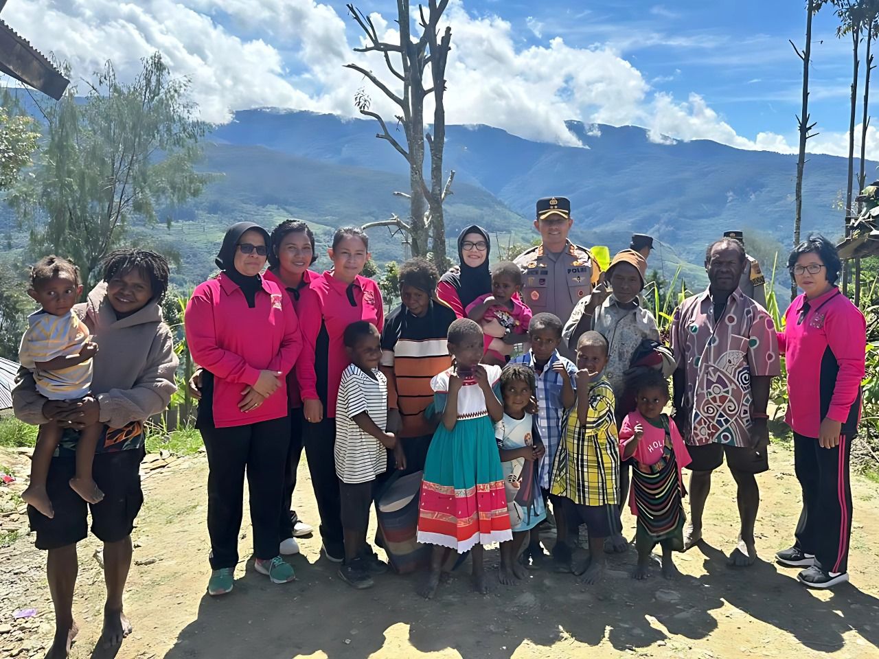 bhayangkari cabang intan jaya bagikan bantuan kepada masyarakat di pedalaman papua 75254