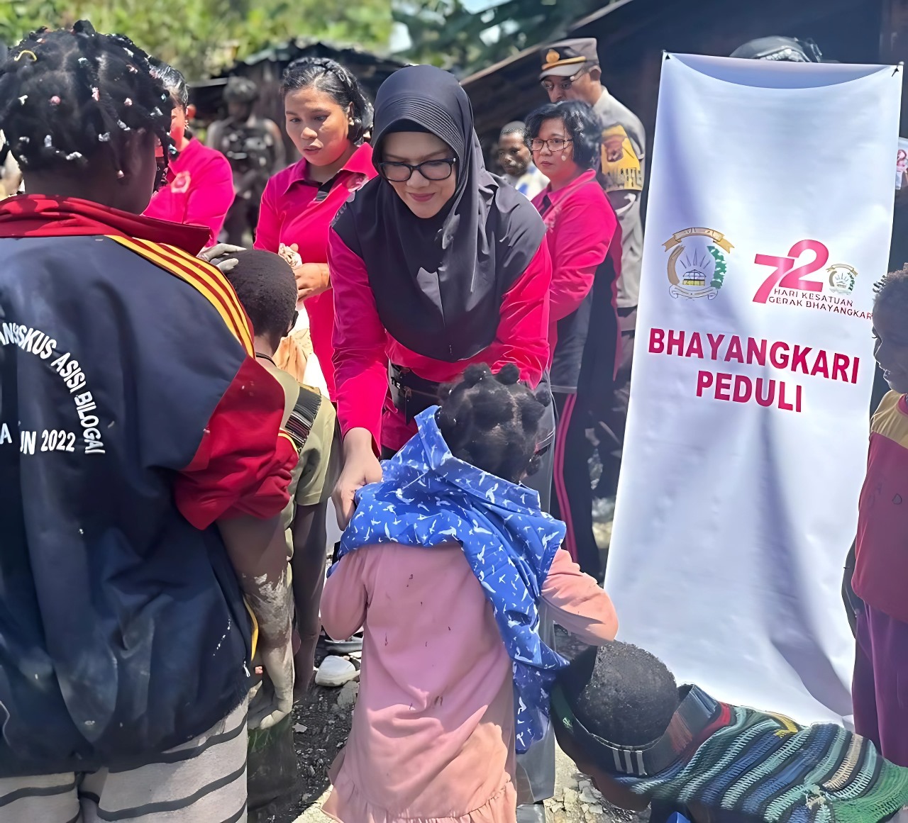 bhayangkari peduli tembus zona merah di intan jaya 75255
