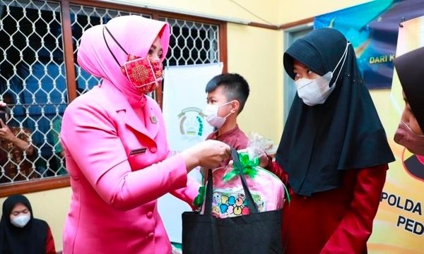 bhayangkari polda jabar bagikan ratusan sembako ke panti asuhan kuncup harapan 45922