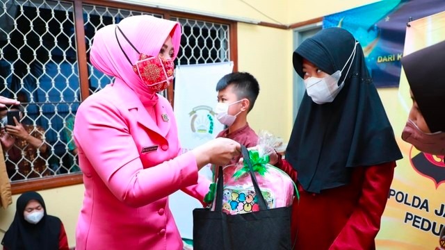 bhayangkari polda jabar bagikan ratusan sembako ke panti asuhan kuncup harapan 45922