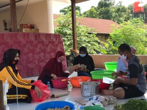 bhayangkari sulbar dirikan dapur umum untuk korban bencana gempa 33301
