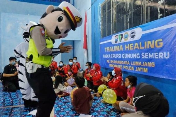biddokes polda jatim lakukan trauma healing untuk anak anak pengungsi semeru 9922