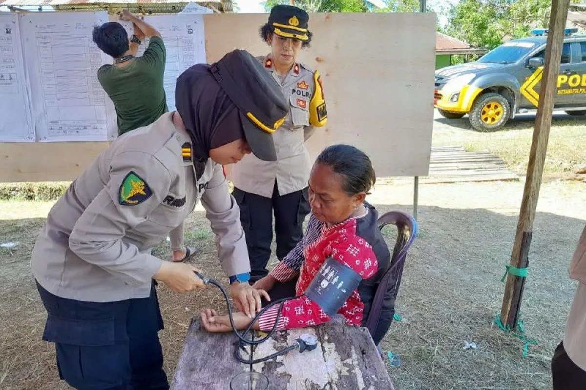 biddokkes polda papua barat lakukan pemeriksaan kesehatan terhadap petugas tps pemilu 2024 70246