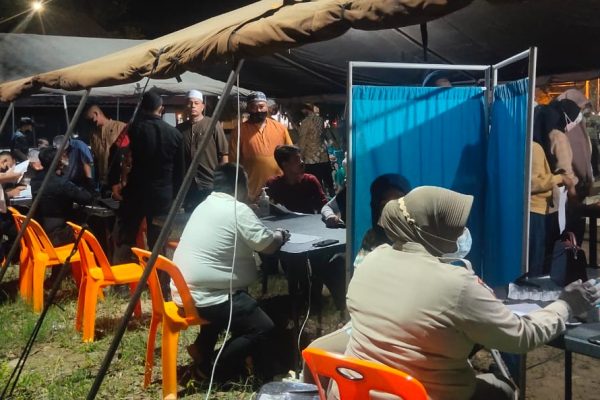 bidhumas polda aceh bersama satbrimob gelar vaksin malam ratusan orang divaksin 45921
