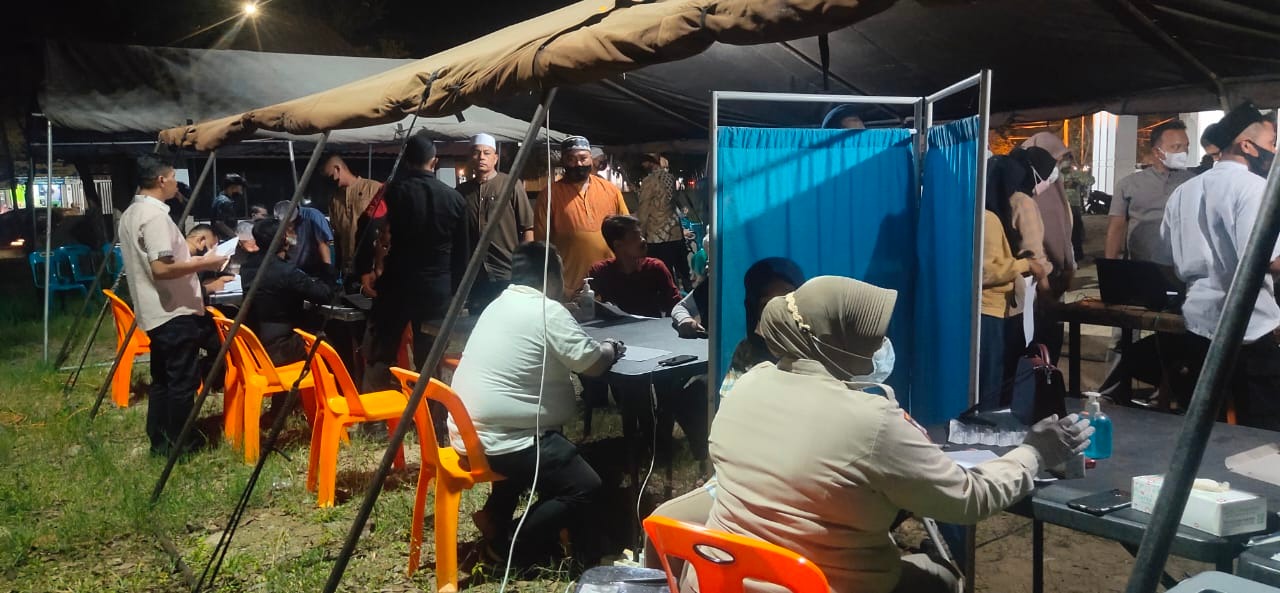 bidhumas polda aceh bersama satbrimob gelar vaksin malam ratusan orang divaksin 45921