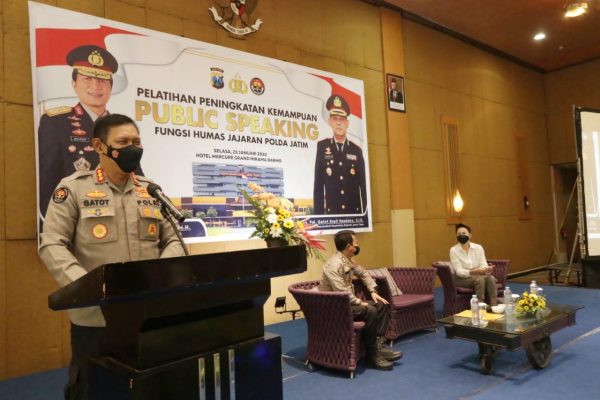 bidhumas polda jatim menggelar pelatihan peningkatan kemampuan public speaking 37243