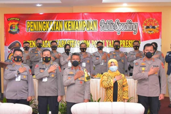 bidhumas polda lampung laksanakan pelatihan tingkatkan kemampuan public speaking 36774