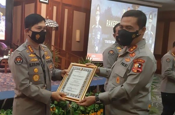 bidhumas polda sulsel raih penghargaan dalam momentum rakernis divhumas polri ini kategorinya 28760