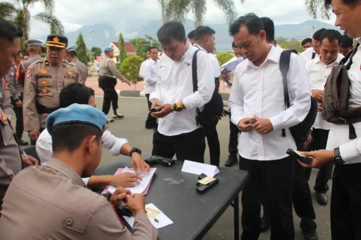 bidpropam polda sulteng periksa senpi serta amunisi personel 82263