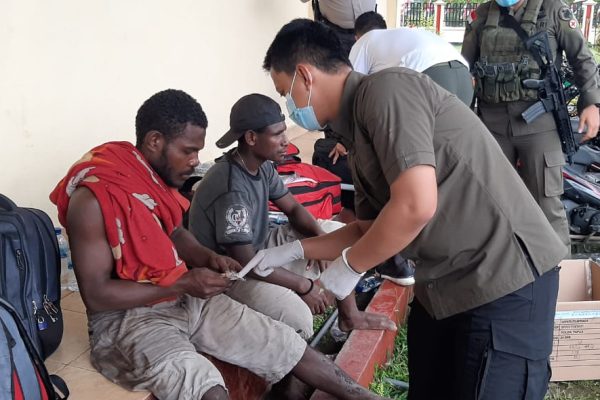 binmas noken beri trauma healing bagi 11 karyawan pt indopapua yang berhasil dievakuasi 9517