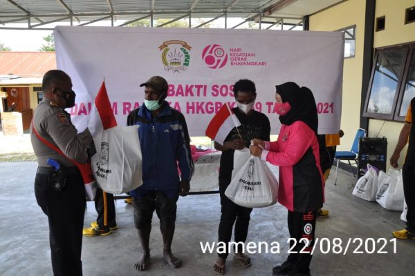 binmas noken bersama ketua bhayangkari berbagi bansos kepada tokoh masyarakat wilayah jayawijaya 9513