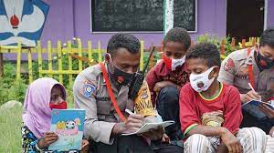 binmas noken encourages the children of elementary school sugapa in passing school exams 38778