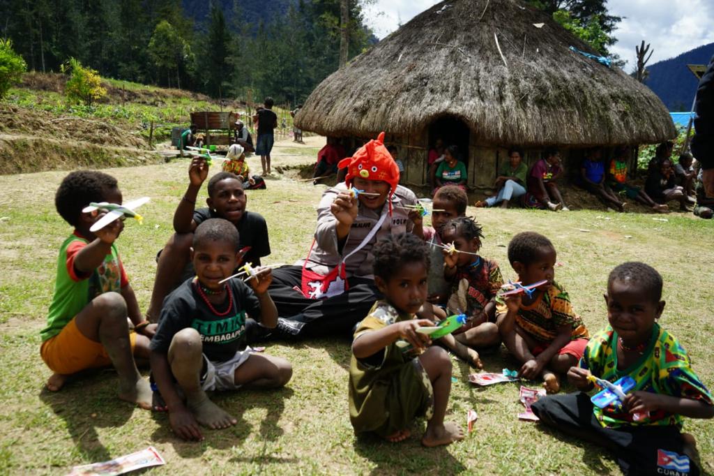 binmas noken newangkawi task force gives trauma healing to children in ilaga 28506