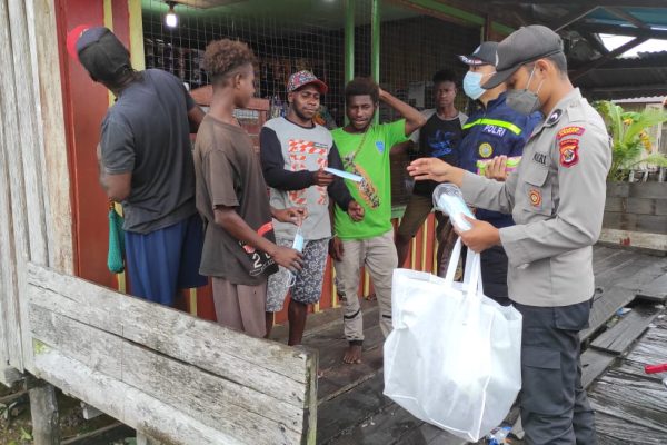binmas noken polri berikan himbauan kamtibmas sekaligus pastikan distrik agats di papua aman 13388