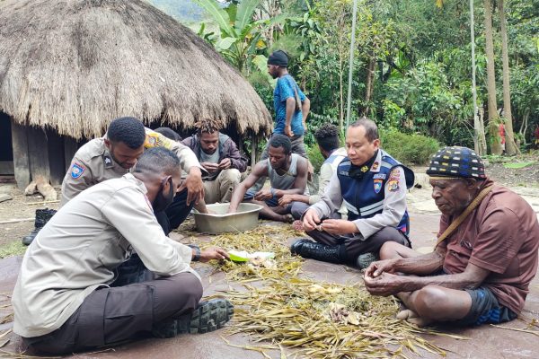 binmas noken tolikara melakukan koordinasi dengan tokoh masyarakat desa bandia distrik karubaga 13378