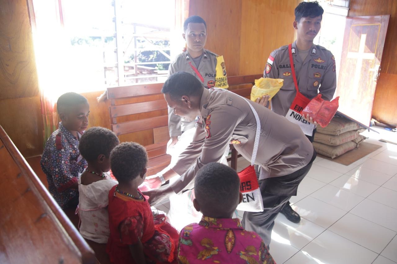 binmas noken wilayah nduga beri pesan kamtibmas dan kerohanian di gereja baptis imanuel kenyam 46854