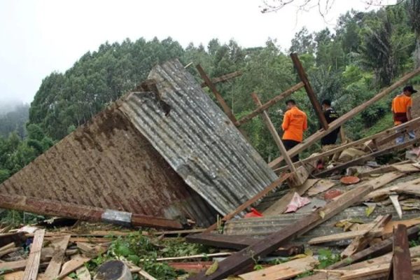 bnpb 77 warga selamat dievakuasi setelah terjebak tanah longsor di tana toraja 72655