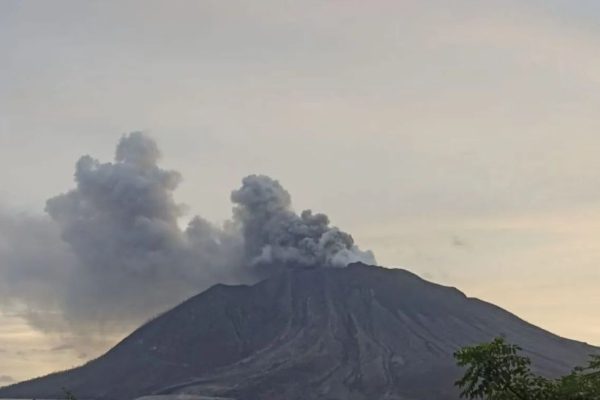bnpb sebut helikopter disiagakan bantu penanganan erupsi gunung ruang 72917