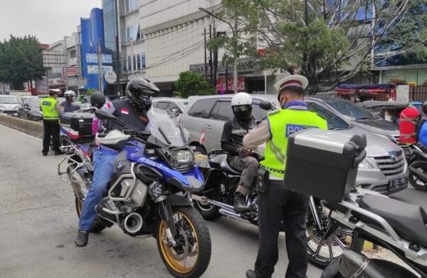 breaking through the busway traffic corps directorate of greater jakarta metropolitan regional police tickets four 250cc motorbike riders in central jakarta 28654
