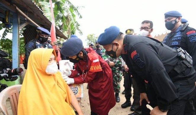 brigadier mobile of the indonesia national police holds mass vaccination and free medical treatment in karawang 43613