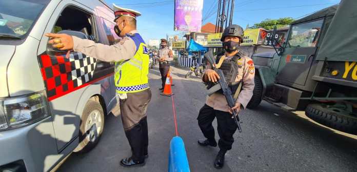 brimob polda jabar bantu amankan program ppkm darurat 29289