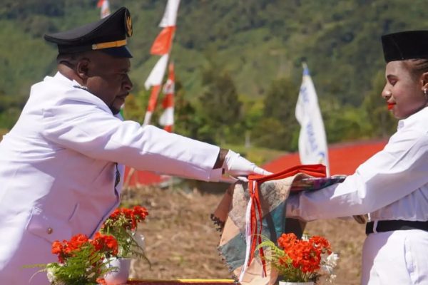 brimob polda kaltim kibarkan bendera merah putih bersama warga papua di distrik okbibab 49027