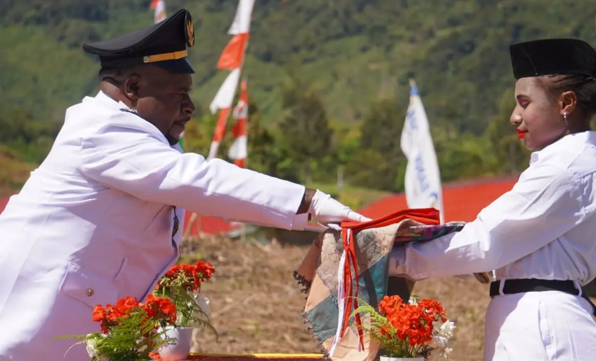 brimob polda kaltim kibarkan bendera merah putih bersama warga papua di distrik okbibab 49027