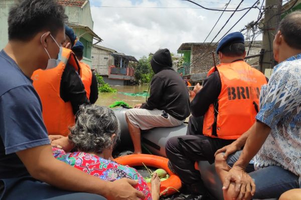 brimob polda metro jaya bantu evakuasi korban banjir perumahan total persada 30615