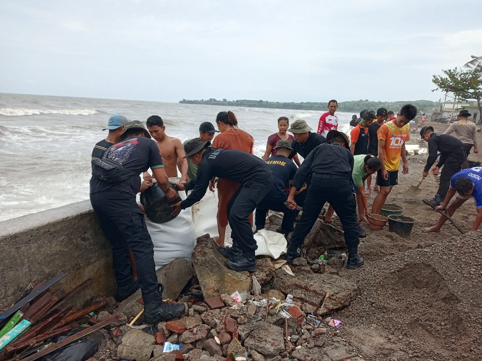 brimob polda ntb dan warga bangun tanggul darurat di pantai jempol sumbawa 83683