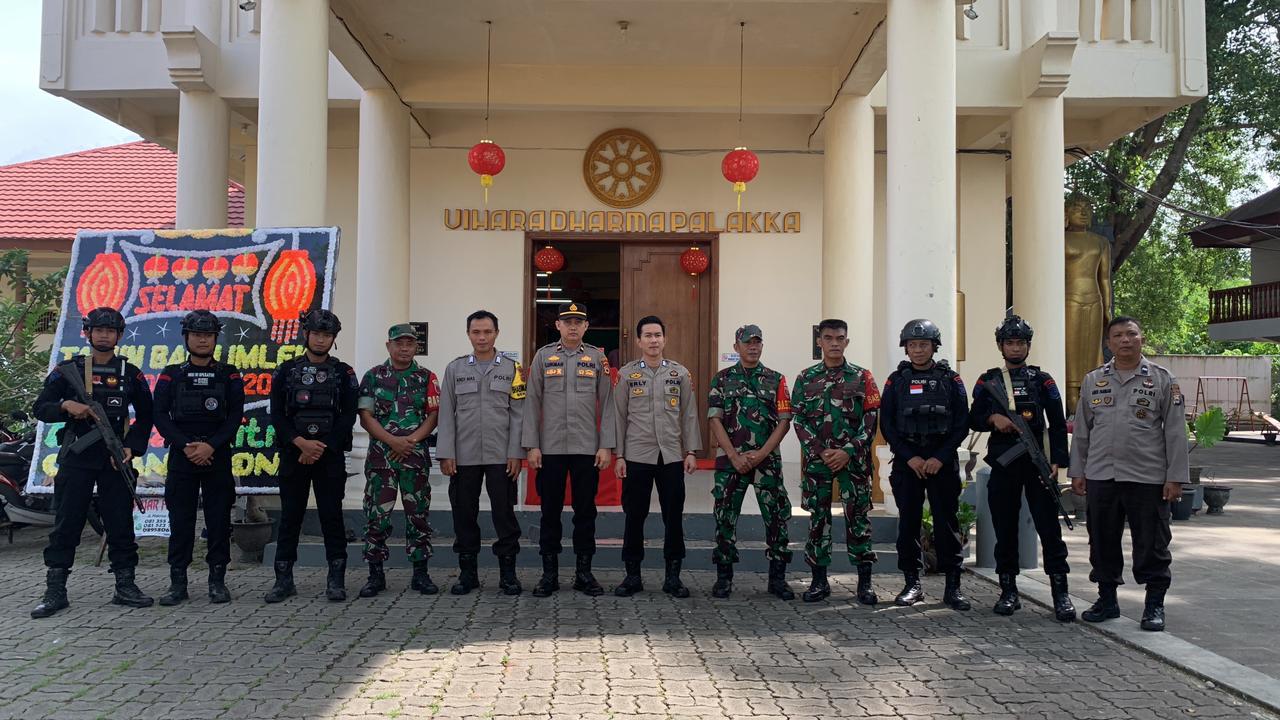 brimob polda sulsel berikan pengawalan penuh dalam menjaga kondusifitas tahun baru imlek 2575 70009