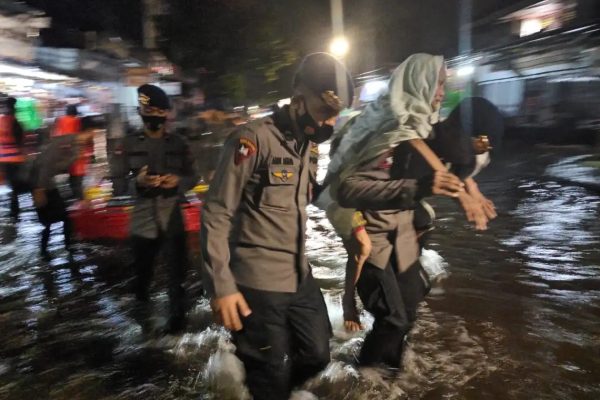 brimob polda sulsel evakuasi warga terdampak banjir di biringkanaya 18234