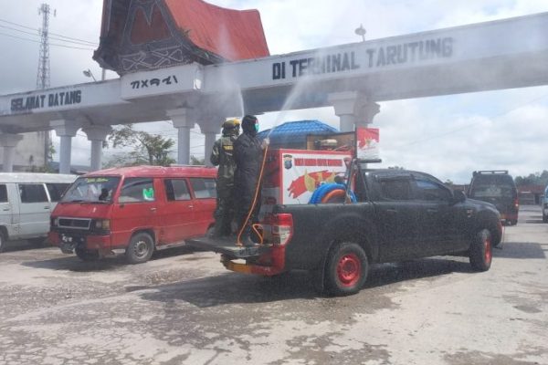 brimob polda sumut gencarkan semprotkan disinfektan di tapanuli utara 9264