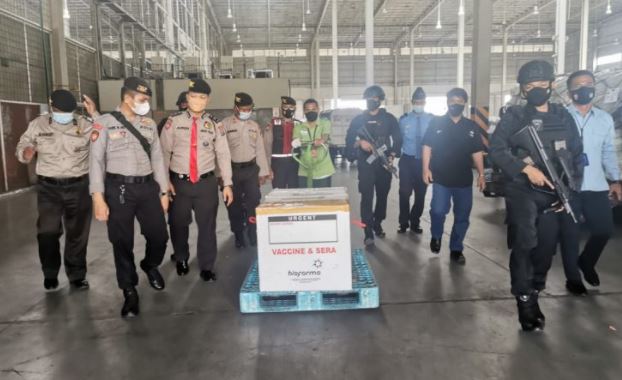 brimob polda sumut kawal kedatangan 20 230 dosis vaksin astrazeneca 18240
