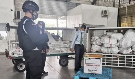 brimob polda sumut kawal kedatangan 3 000 dosis vaksin sinovac 9574