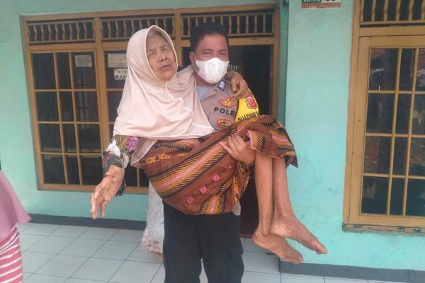 bripka rino bopong lansia yang ingin divaksin gunakan mobil pribadi 23344