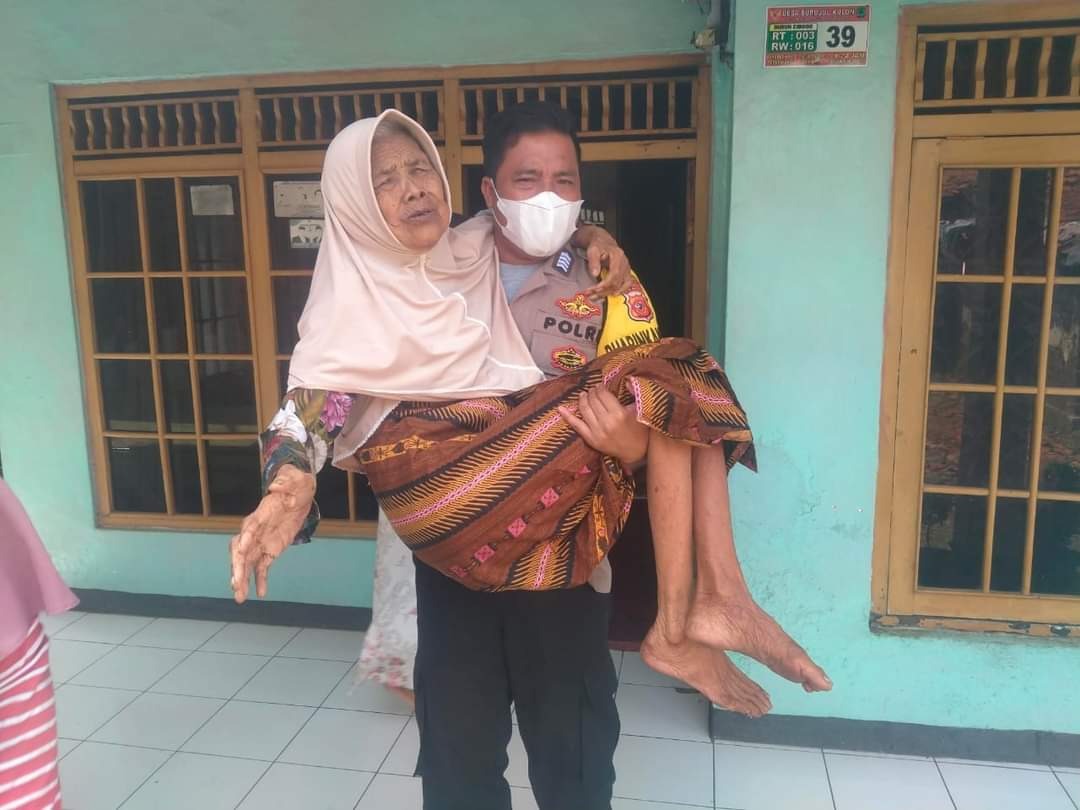 bripka rino bopong lansia yang ingin divaksin gunakan mobil pribadi 23344