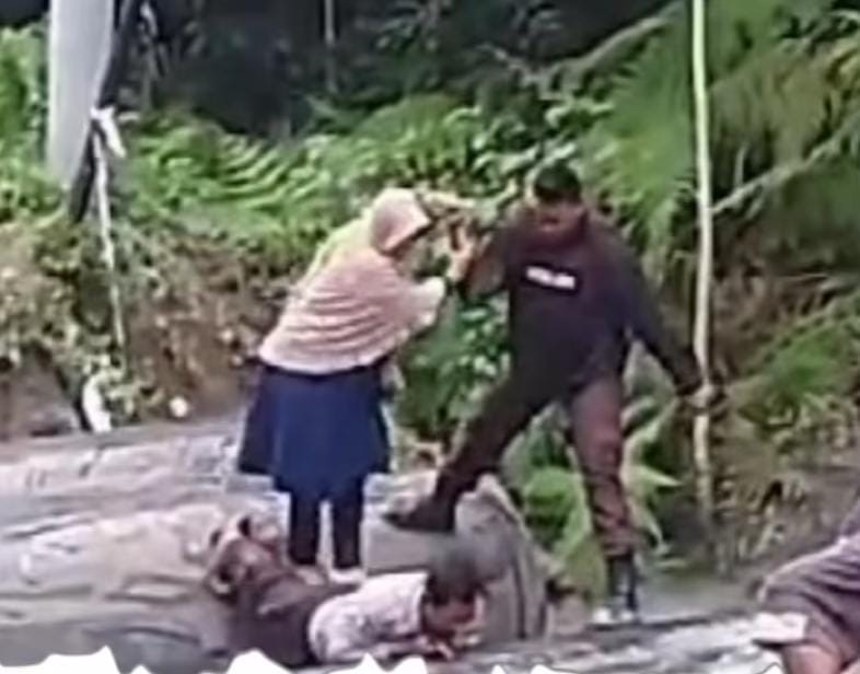bripka syahid rela badannya dijadikan jembatan irwasum polri inilah contoh polisi yang siap melayani dan melindungi warga 83102